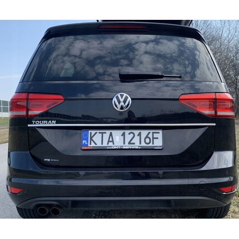 VW Touran III 3 - tira cromada sobre las placas del portón trasero (1/5)