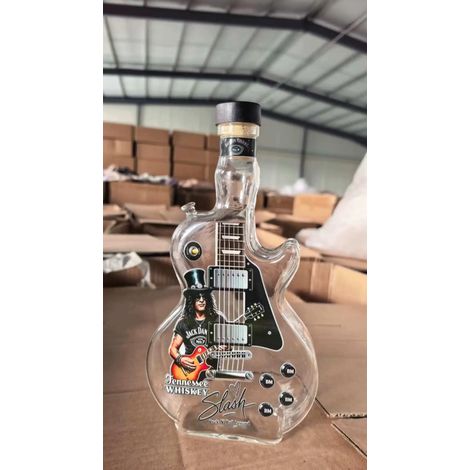 Carafe à whisky style guitare Guns N' Roses, bouteille d'alcool à la forme unique, idéale pour les fans de rock et les amateurs de whisky. (1/5)