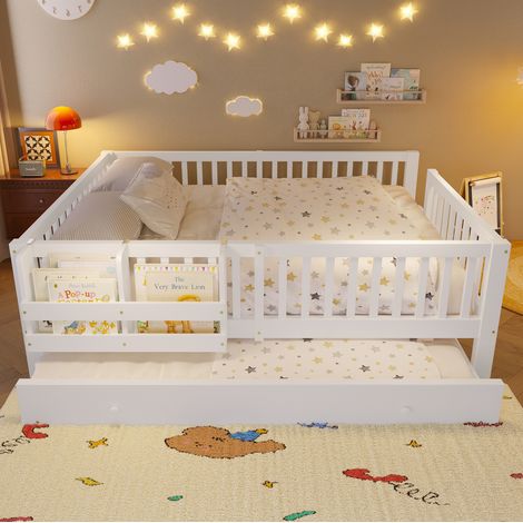 Letto per bambini 140x200 cm con sponda di sicurezza e ripiano regolabile, in legno e MDF, bianco (1/5)