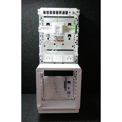 Coffret de communication Grade 3TV – 4 prises RJ45 Cat 6A blindés – DTI – 2 PC 2P+T sans porte – Pour installation réseau – Casanova