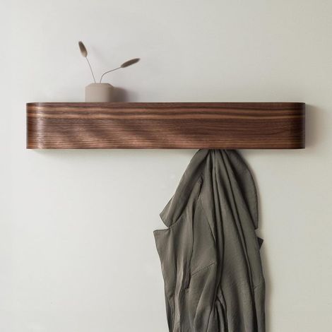 KAZAI. - Wandgarderobe "Toke" mit modernem Design, verdeckten Haken und Massivholzplatte, Walnuss.