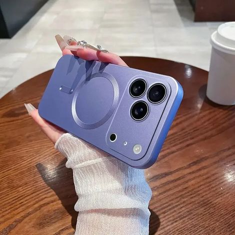 Coque de téléphone magnétique souple en TPU avec peinture métallisée (pour iPhone 16e) et protection d'objectif pour la recharge sans fil (violette) (1/5)