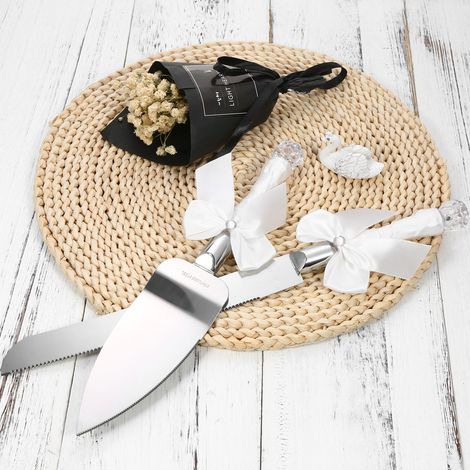 Ensemble de couteaux à gâteau et de service en acier inoxydable avec manches en cristal, présenté dans un coffret cadeau pour mariages et anniversaires - ruban blanc (1/5)