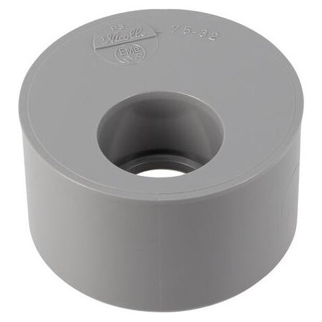 Eingebautes PVC-Reduzierstück, männlich 75 mm, weiblich 32 mm.