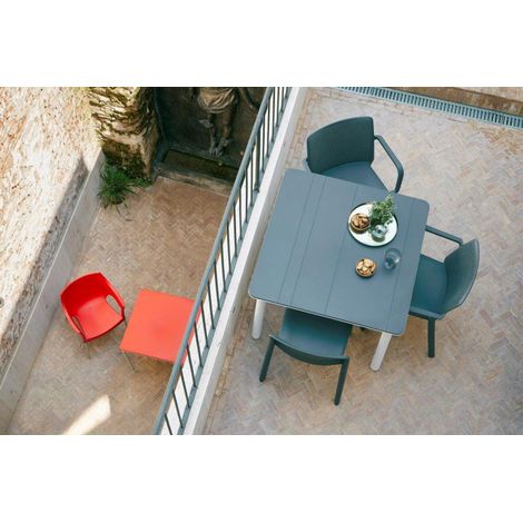 Garbar – Table carrée extérieure 90x90cm – Pied blanc – Polypropylène et fibre de verre – Résistante aux intempéries et UV – Pour 2 à 4 personnes