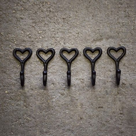 Juego de 5 ganchos de pared de hierro fundido negro en forma de corazón de estilo vintage, perchero rústico de pared para el hogar o el jardín. (1/4)
