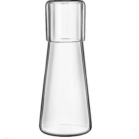 Große, gläserne Wasserkaraffe im japanischen Stil mit klarem Wasser. (1/5)