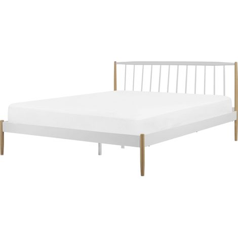 Cama de metal 160 x 200 cm blanca con patas de madera clara base de listones estilo retro escandinavo Maurs