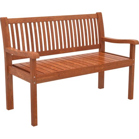 Zweisitzer-Gartenbank aus hellbraunem Holz mit ergonomischer Rückenlehne und wasserdichter Schutzhülle. Bequeme Sitzgelegenheit für den Außenbereich, z. B. auf Terrasse oder Balkon.