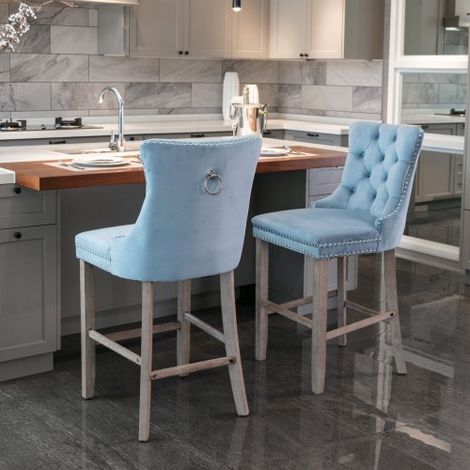 Lot de 2 Tabourets de Bar Contemporains en Velours Capitonné Bleu Clair, Pieds en Bois Finition Cloutée Chromée, Style Décontracté Moderne (1/3)