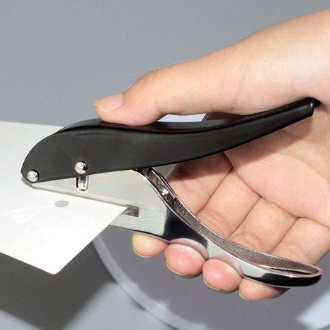 Robuster Einzellochstanzer mit einem Lochdurchmesser von 6 mm. (1/5)
