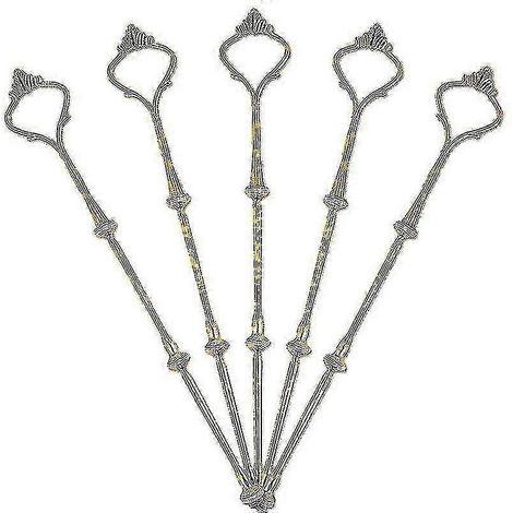 Un présentoir à gâteaux doré à trois étages orné d'un motif de couronne (1/5)