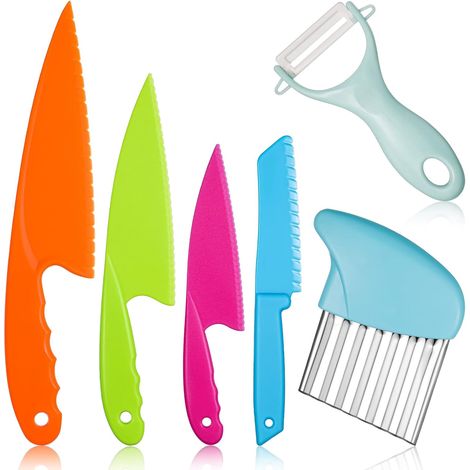 Questo set di 6 pezzi per la cucina giocattolo dei bambini include 4 coltelli da cucina di diverse dimensioni, adatti per tagliare verdure, insalate e torte. (1/5)