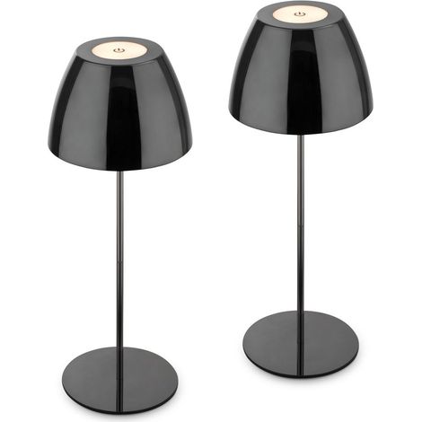 Set da 2 lampade da tavolo ricaricabili: le eleganti lampade nero-cromo si inseriscono facilmente in diversi ambienti e, con un’altezza di 36cm ciascuna, restano compatte su tavoli, madie o terrazze. (1/5)