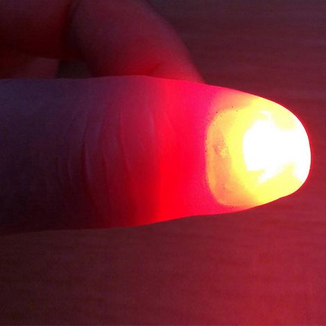 Bagues lumineuses LED pour les doigts : un tour de magie magique qui clignote en gros plan-Red