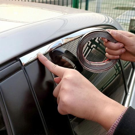 Donnez un éclat élégant aux vitres de votre voiture avec des baguettes chromées argentées. (1/5)