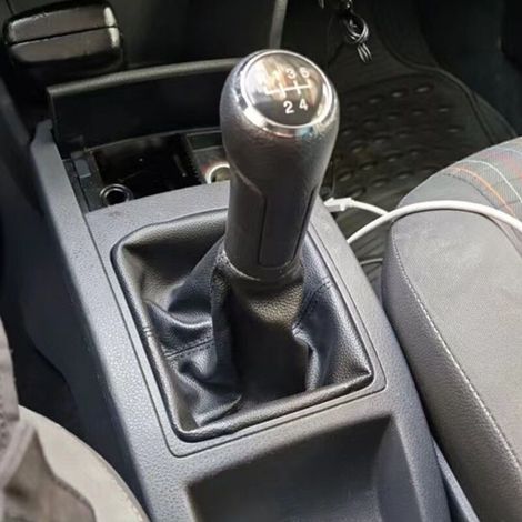 Adapté aux voitures Volkswagen POLO, ce kit de protection anti-poussière pour pommeau de levier de vitesses comprend un levier de vitesses en cuir avec surpiqûres rouges et pommeau argenté, ainsi qu'u (1/4)