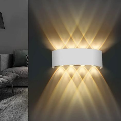 Eine 8-Watt-Wandleuchte aus Aluminium mit Ober- und Unterteil, Schutzart IP65, warmweißes Licht.