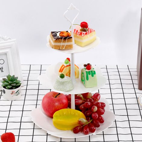 Plateau de service rond en plastique blanc à 3 étages, idéal pour présenter gâteaux et desserts. (1/5)