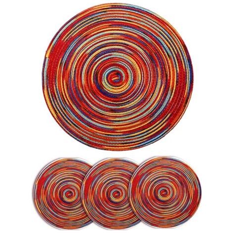Un ensemble de quatre sets de table ronds, en coton tissé résistant à la chaleur, de 30 cm de diamètre chacun. (1/5)