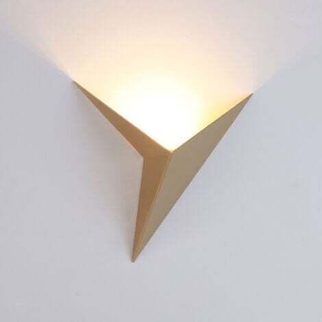 Applique murale LED triangulaire moderne en fer, 3 W, lumière chaude 3000 K, pour éclairage intérieur contemporain — idéale pour escaliers, couloirs, chevets, salons et allées, finition or (1/4)