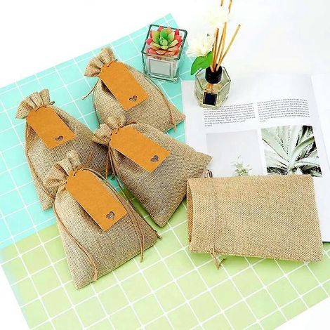 Lot de 30 petits sacs cadeaux réutilisables de qualité supérieure en toile de jute avec cordon de serrage et étiquettes cadeaux. Sacs en lin à ficelle. (1/5)