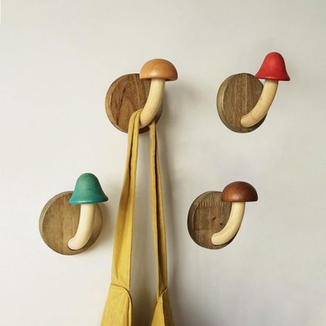 Ensemble de 4 porte-manteaux enfant, cintres champignon, crochets muraux adhésifs en bois. (1/5)