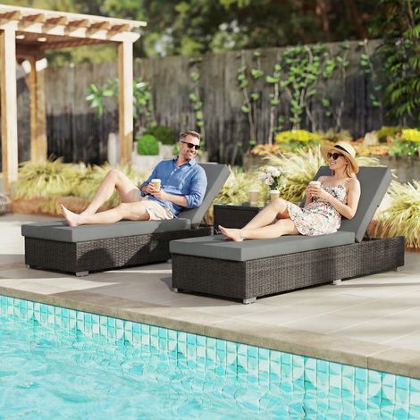 Ensemble de 2 chaises longues de jardin en rotin avec table d'appoint et dossier réglable. 184 x 60 x 22 cm. Gris foncé.