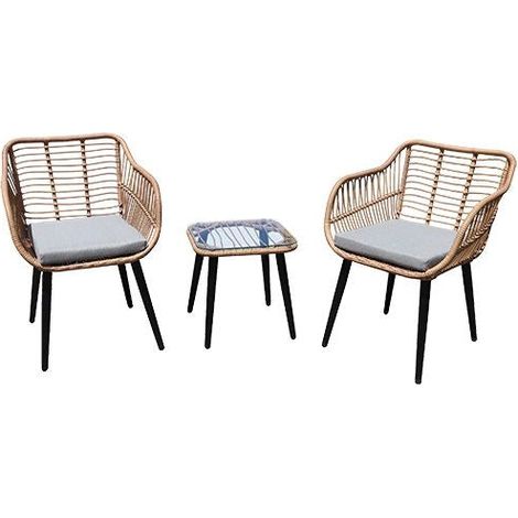 Conjunto de muebles de jardín de ratán con sillas y mesa con tapa de cristal.