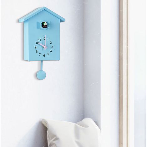 Horloge murale de style nordique avec un coucou à la fenêtre, horloge sonnant l'heure avec un oiseau. (1/5)