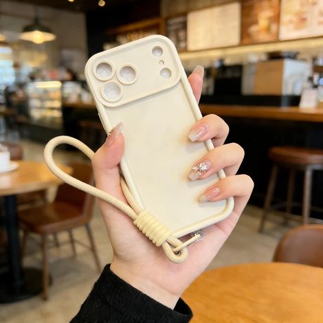 Coque souple marron clair pour iPhone 13, avec dos en silicone antichoc.
