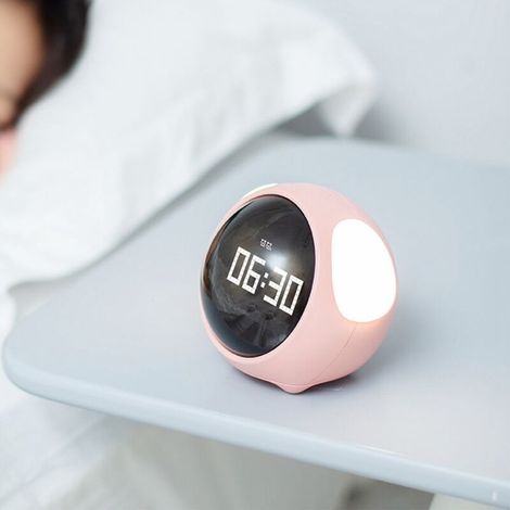Multifunktionale LED-Hundeuhr in Hundeform aus rosafarbenem Kunststoff, sprachaktiviertes Nachtlicht, individuell einstellbare digitale Alarme