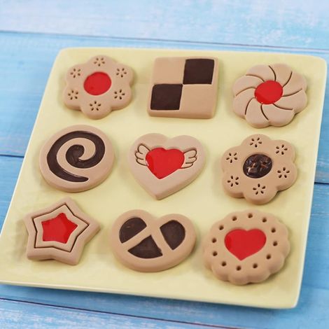 Set mit 8 Ausstechformen in Form von Cartoon-Dinosauriern für Obst, Gemüse und Geburtstagskekse – 3D-geprägte Backwerkzeuge für Kekse, Fondant und Marmeladenfüllungen (8er-Set, illustrierte Schachtel) (1/5)