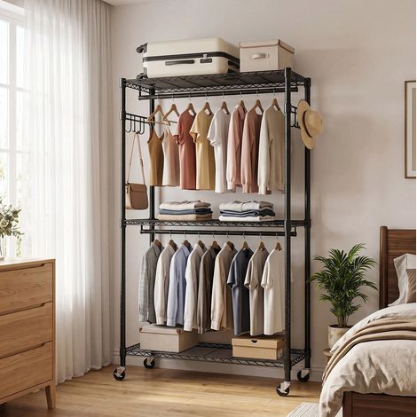 Perchero rodante de 3 niveles con 2 rieles y ganchos laterales, perchero móvil para dormitorio, acero negro. (1/5)