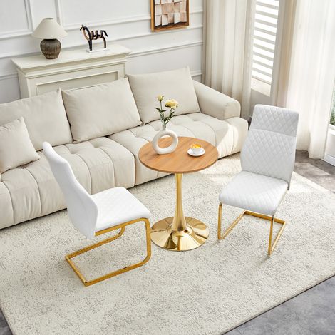 Table ronde 60 cm en MDF imitation bois avec pied doré, + 2 chaises blanches à motif losange et piètement métallique doré, ensemble salle à manger