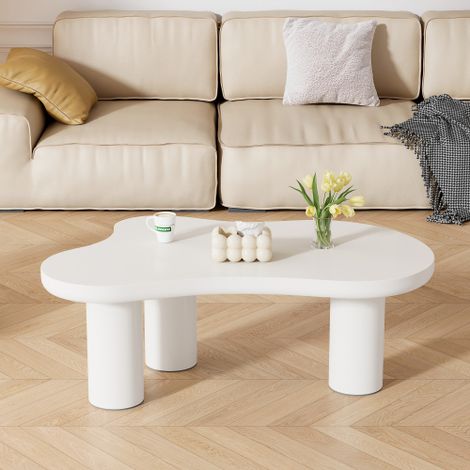 Table basse de forme irrégulière en forme de nuage dotée d'un plateau en MDF et de pieds en PVC, équipée de patins antidérapants en feutre à la base.