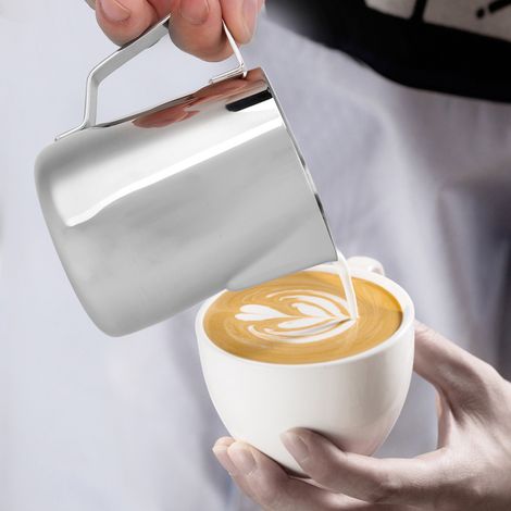 Pichet à lait en acier inoxydable de 150 ml avec mousseur à lait, idéal pour la préparation de cafés latte à la maison ou en boutique.
