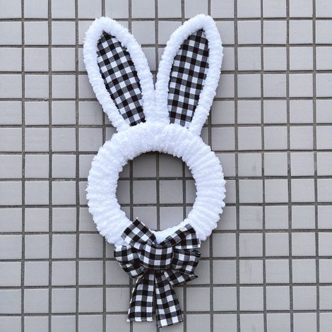 Ghirlanda di coniglietto pasquale in velluto bianco con orecchie e fiocco a quadri - Decorazione da appendere a porte e pareti (1/2)