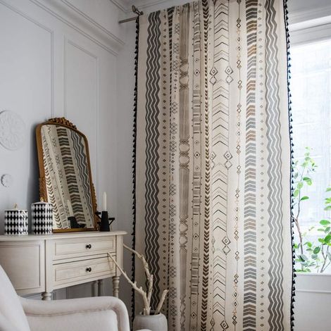Rideaux bohèmes 2 panneaux 150220cm, style géométrique, semi-occultants, filtrant la lumière, en coton et lin avec pompons noirs et passe-tringle, pour salon ou chambre. (1/5)