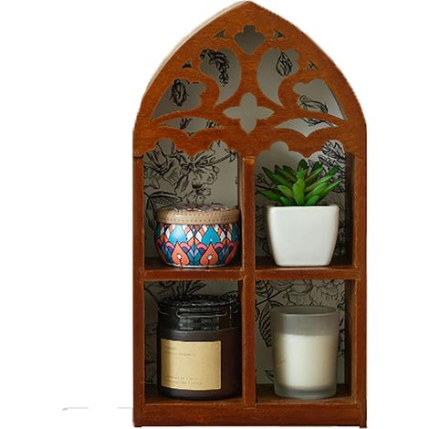 Étagère murale à plusieurs niveaux, ornée de motifs finement sculptés, avec un fond décoré d'objets artisanaux ajourés. (1/5)
