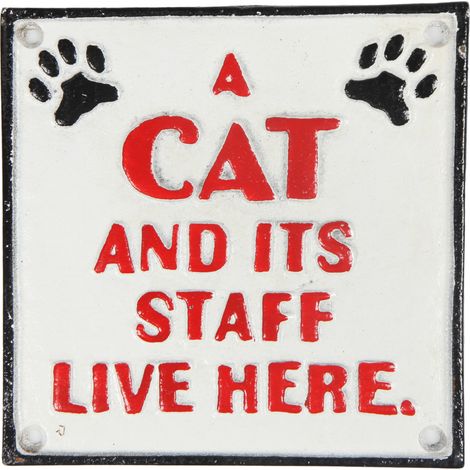 Ein Schild mit der Inschrift „Hier lebt eine Katze und ihr Stab“ (1/4)