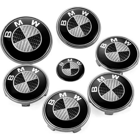 Convient pour le jeu d'emblèmes BMW en 7 pièces (effet fibre de carbone noir et blanc) : emblème avant de 82 mm, emblème arrière de 74 mm, 4 enjoliveurs de roue de 68 mm, emblème de volant de 45 mm.