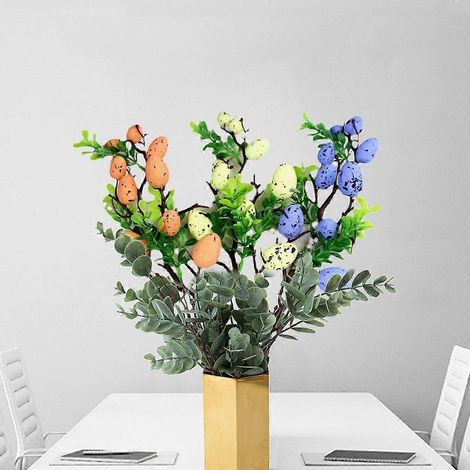 Décorations de Pâques : œufs, arbre, branches artificielles, œufs d'oiseaux peints, feuilles vertes, bouquets artificiels, ornements (1/4)