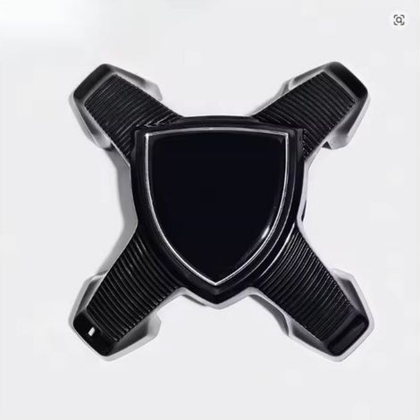 Convient aux enjoliveurs de roue Peugeot 2008, 208, P24 avec le nouveau logo en forme de bouclier (9848313780). Cache décoratif en plastique avec le logo de la marque au centre pour embellir l'enjoliv (1/4)