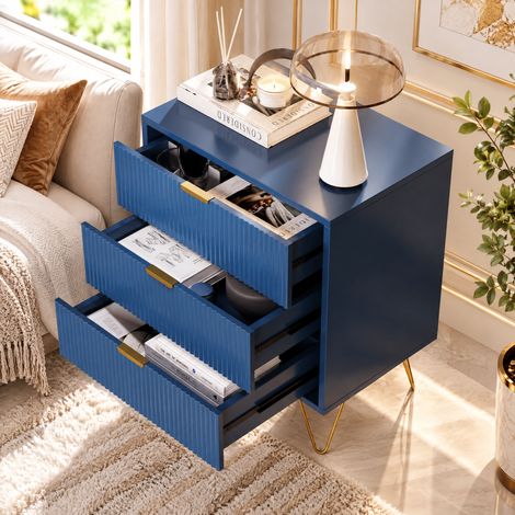 Table de chevet 60 cm à 3 tiroirs, Façade texturée bleu foncé, Poignées dorées et pieds finition or, Meuble de rangement élégant pour chambre (1/5)