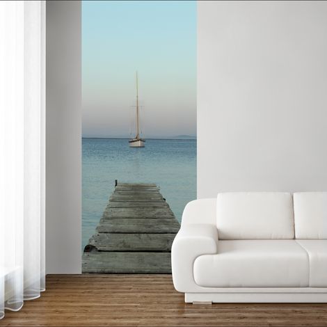 Papier peint intissé 250 cm X 96 cm - Ponton avec voilier, mer calme - Décoration murale pour intérieur. (1/2)