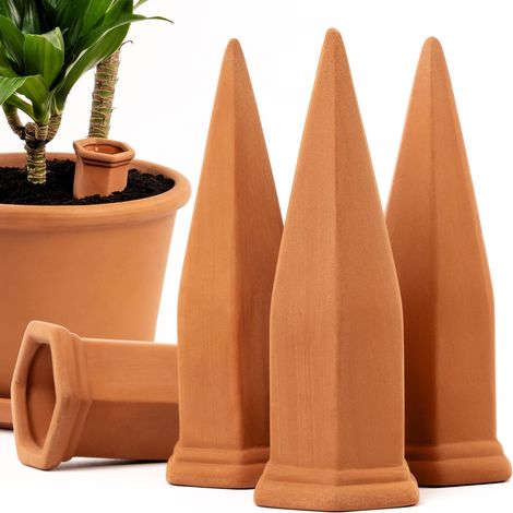 APEX Un ensemble de quatre arrosoirs coniques en terre cuite, parfaits pour l'arrosage des plantes d'intérieur. (1/5)