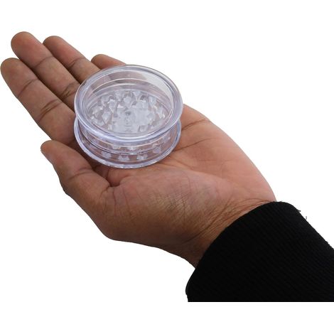 Un broyeur en plastique de 60 mm, composé de trois pièces et d'une boîte de rangement. Disponible en blanc. (1/4)
