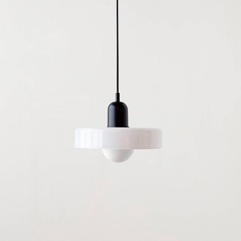 Un lustre Bauhaus de style médiéval avec un abat-jour en vitrail, parfait pour la chambre verre blanc de 25 cm + base noire. (1/5)