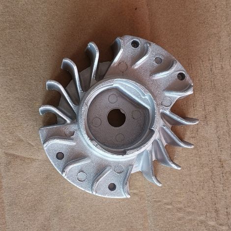 Die Kettensäge STILE MS170/MS180 zeichnet sich durch ein gut ausbalanciertes magnetisches Schwungrad, präzise Zündzeitpunktverstellung und einfaches Starten aus. (1/4)